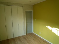 2つめの子ども部屋は、壁の一面を黄色にしました。
元気がでるビタミンカラーで、お子様も伸びやかに成長しそうです。
子ども部屋にも収納スペースを充分設けました。
